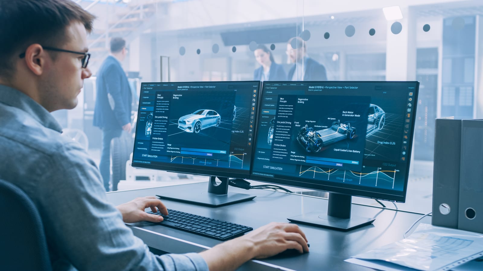 Ingenieur arbeitet mit digitalen Fahrzeugmodellen