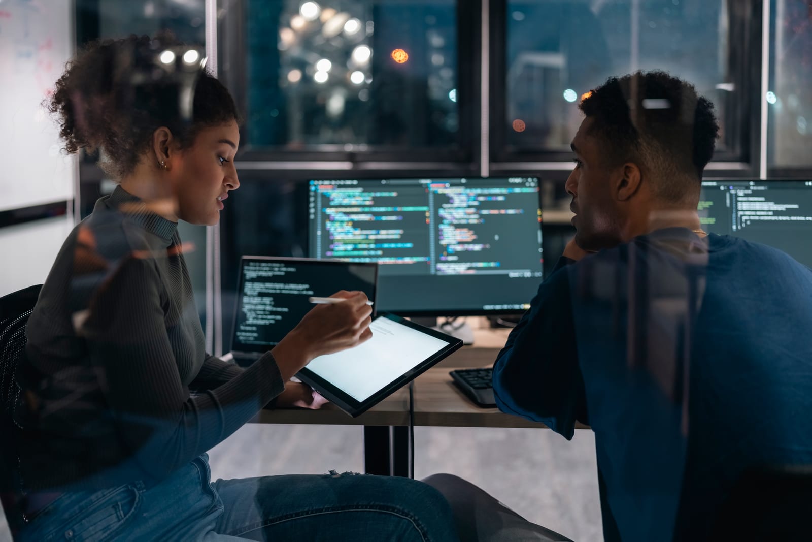Fachleute arbeiten gemeinsam an Software und Daten